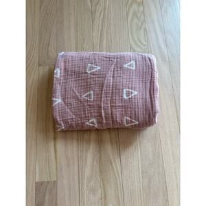 MEBIE BABY FITTED CRIB SHEET - MUSLIN BLUSH TRIANGLE